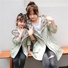 網紅母女裝寬松風衣,寬松風衣演繹時尚新風尚