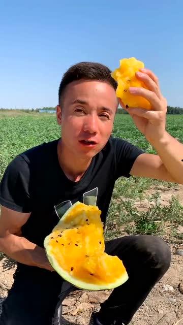 邵雯吃瓜樣子真實,真實還原的明星日常