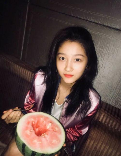 關曉彤吃瓜眼神,洞察娛樂圈風云變幻